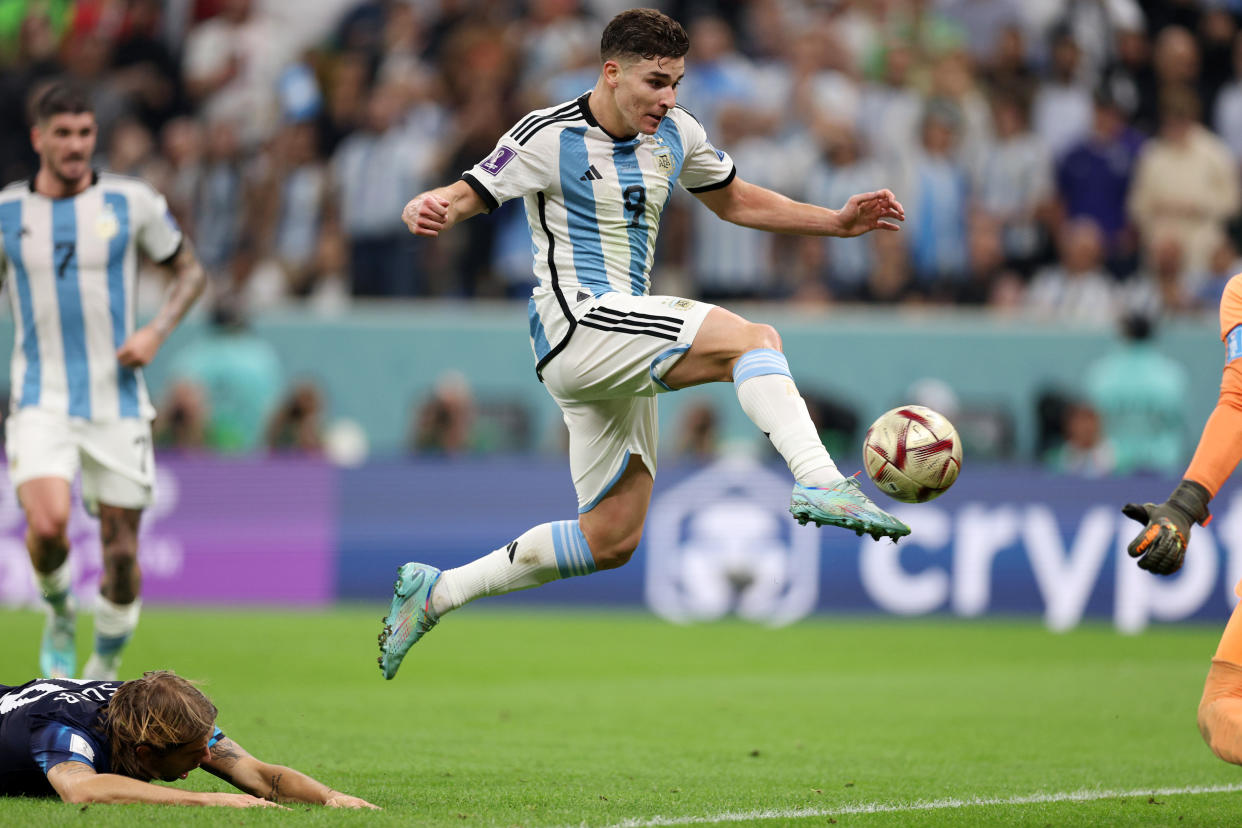 Julián Álvarez tomó el balón y no se lo dio nadie. Marcó el 2 a 0 en favor de Argentina.  (Foto:  Richard Heathcote/Getty Images)