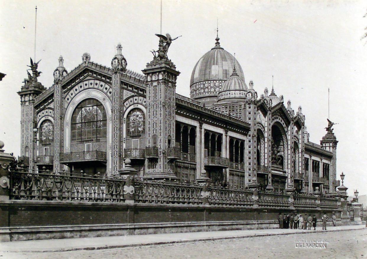 <span class="caption">Pabellón argentino de la Exposición Universal de París de 1889, ubicado en Buenos Aires a partir de 1910. </span> <span class="attribution"><a class="link " href="https://commons.wikimedia.org/wiki/File:Buenos_Aires_-_Pabell%C3%B3n_Argentino_de_la_Exposici%C3%B3n_Universal_de_Par%C3%ADs_en_Plaza_San_Mart%C3%ADn.JPG" rel="nofollow noopener" target="_blank" data-ylk="slk:Archivo General de la Nación Argentina / Wikimedia Commons;elm:context_link;itc:0;sec:content-canvas">Archivo General de la Nación Argentina / Wikimedia Commons</a></span>