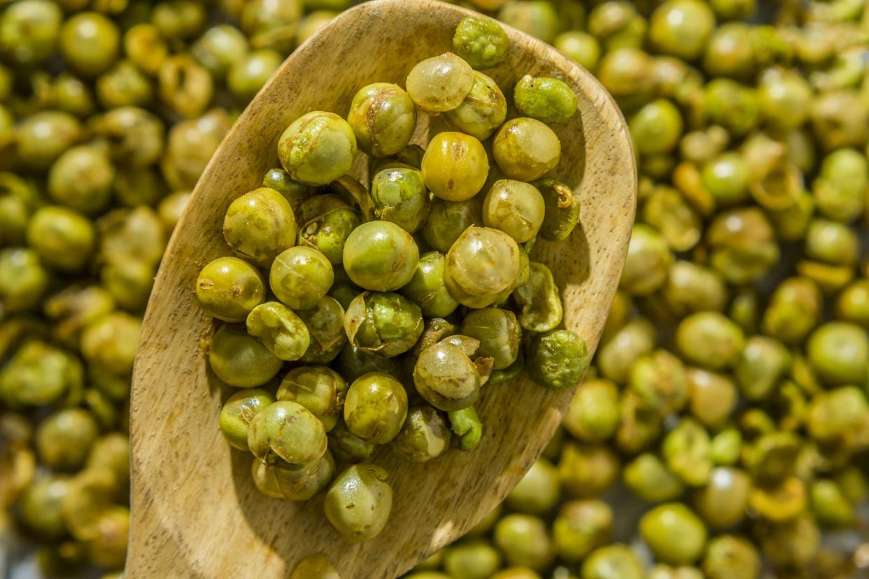 Indian snacks : Spicy fried green peas