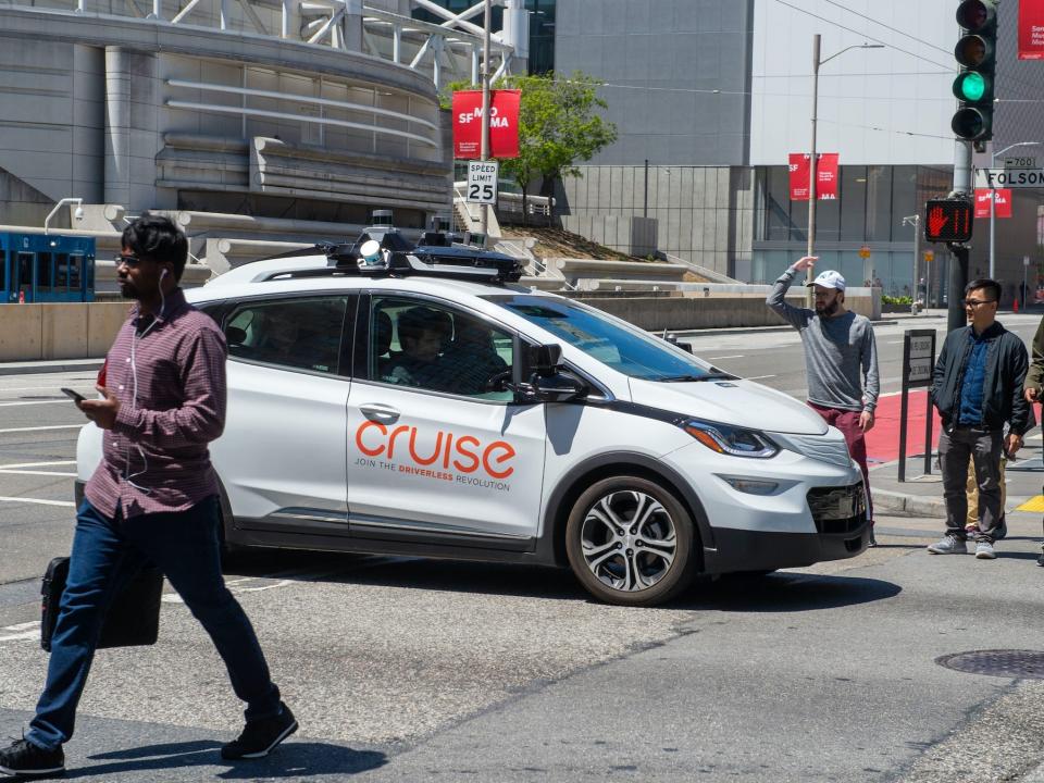 cruise self driving car san francisco people walking