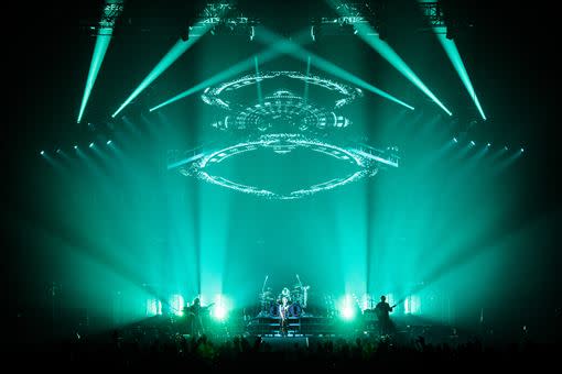 ONE OK ROCK這次的演唱會舞台硬體效果超越想像極限，炫彩奪目的燈光嘆為觀止。（圖／雅慕斯娛樂提供）