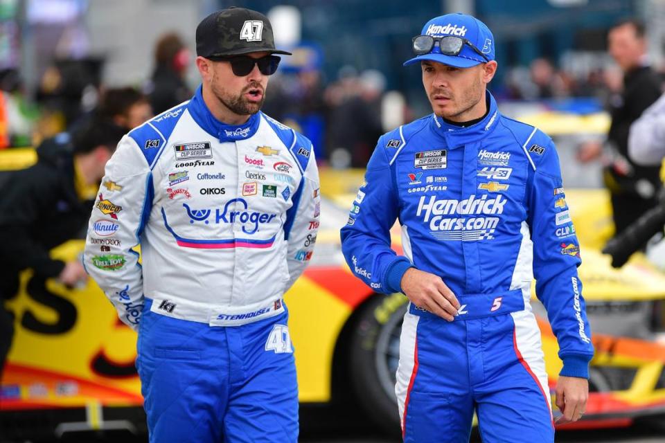 Kyle Larson (right), the favorite to win Sunday’s NASCAR Cup Series race at Las Vegas, speaks with Ricky Stenhouse Jr. (left) during qualifying. Gary A. Vasquez/USA TODAY Sports