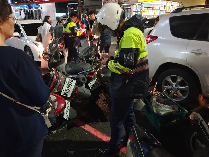 高雄市傳出休旅車撞倒路旁機車的事故。（圖／翻攝自記者爆料網）