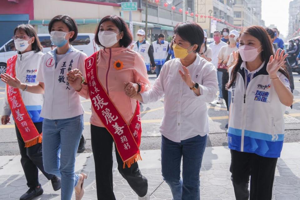 台中市長盧秀燕前往雲林虎尾市場與嘉義縣長候選人王育敏合體，一同為雲林縣長張麗善輔選掃街。（記者徐義雄翻攝）