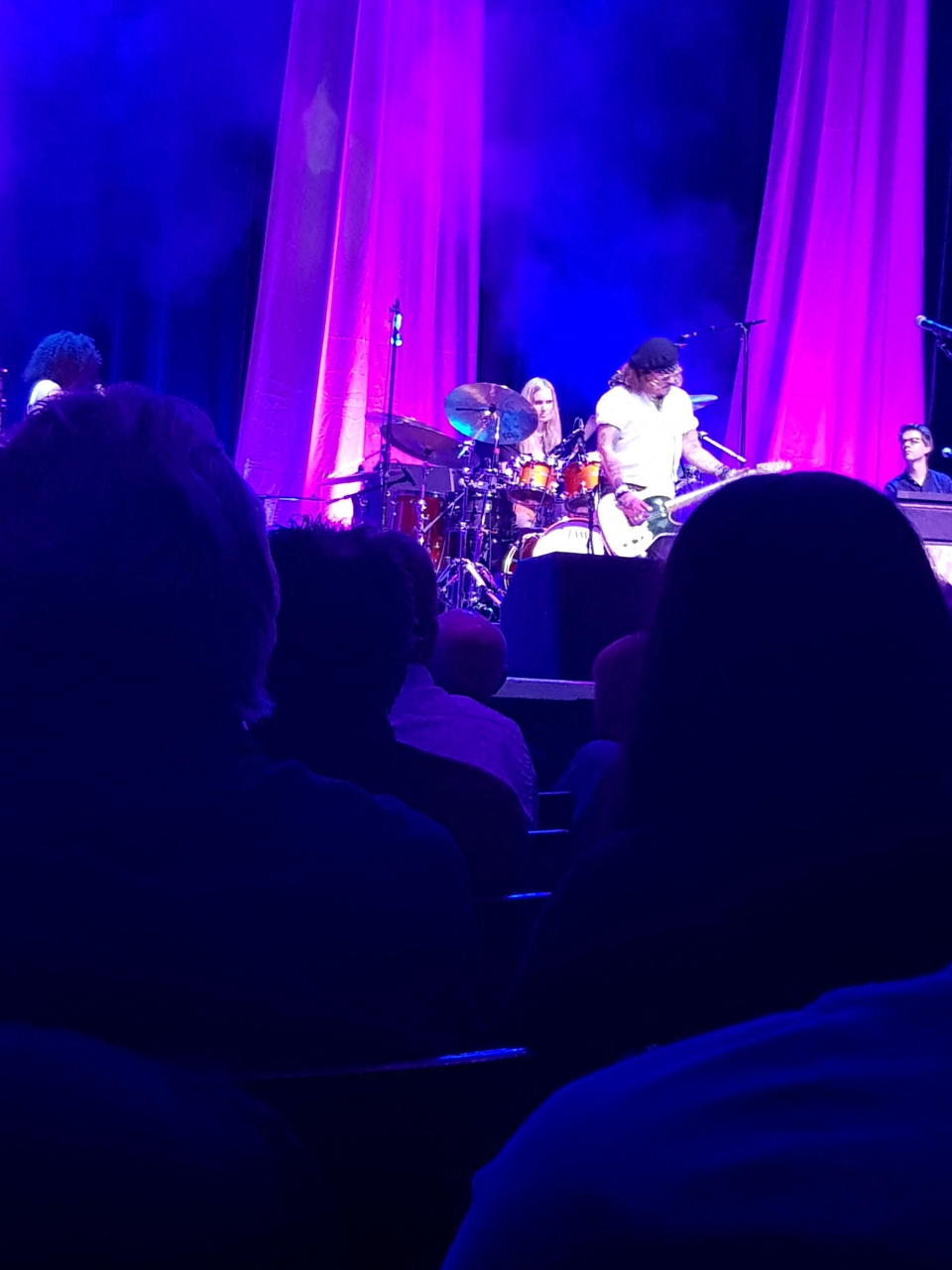 Johnny Depp se unió al músico Jeff Beck en el escenario durante un concierto en Sheffield, Gran Bretaña, el 29 de mayo, 2022 iP. Donovan/via REUTERS  THIS IMAGE HAS BEEN SUPPLIED BY A THIRD PARTY. MANDATORY CREDIT.