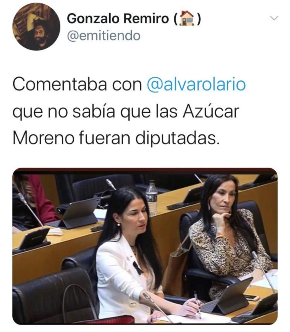 Tuit del asesor del Ministerio de Ciencia burlándose del aspecto de las diputadas de Vox. (Foto: Twitter / @emitiendo).