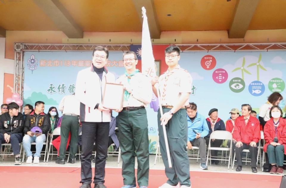 《圖說》劉和然副市長(左1)表揚績優童軍團--重慶國中125童軍團。〈教育局提供〉