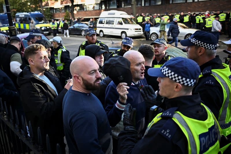 Agentes de policía aseguran el área, mientras la gente protesta en solidaridad con los palestinos en Gaza, en medio del conflicto en curso entre Israel y el grupo islamista palestino Hamás, en Londres, Inglaterra