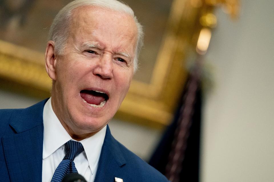 El actual presidente de Estados Unidos, Joe Biden, lleva décadas intentando legislar, sin mucha fortuna, a favor del control de las armas. (Foto: STEFANI REYNOLDS/AFP via Getty Images)