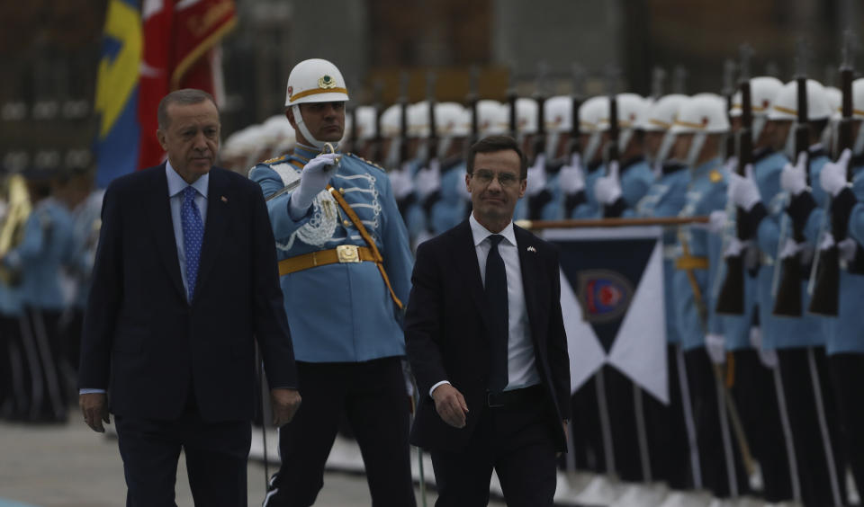 Turkish President Recep Tayyip Erdogan, left, and Sweden's new prime minister, Ulf Kristersson, inspect a military honour guard during a welcome ceremony at the presidential palace in Ankara, Turkey, Tuesday, Nov. 8, 2022. Kristersson is meeting Erdogan on Tuesday in an effort to clinch Turkish approval for his country's bid to join NATO.(AP Photo/Burhan Ozbilici)