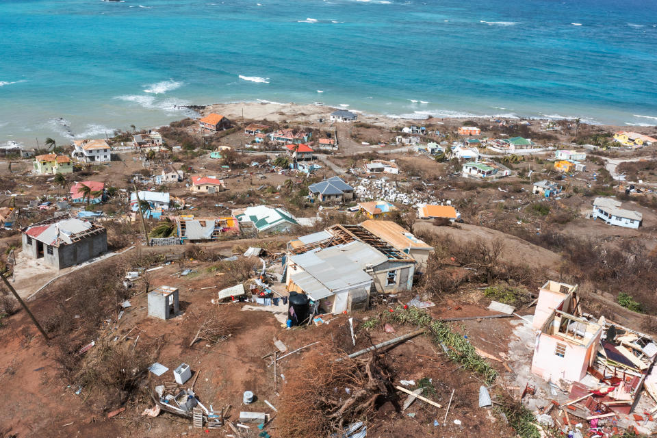 En una fotografía de drones se ven escombros dispersos y casas a los que les faltan techos después de que el huracán Beryl pasó por la isla de Petite Martinique, Granada, el 2 de julio de 2024. REUTERS/Arthur Daniel