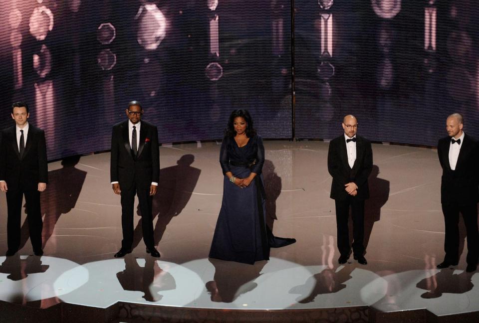 Michael Sheen, Forest Whitaker, Oprah Winfrey, Stanley Tucci y Peter Saarsgard se juntan en el escenario para presentarle a Sandra Bullock el premio a la Mejor Actriz (Getty Images)