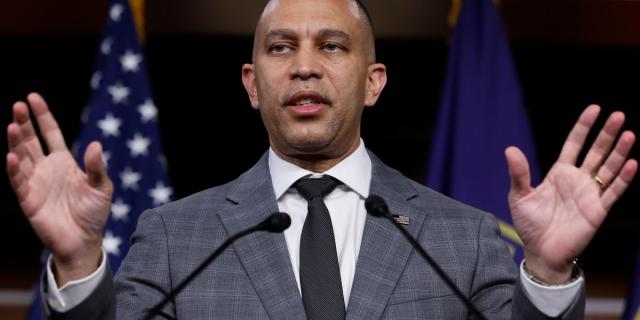 Supreme Court Insurrectionist: Rep. Hakeem Jeffries Calls Out Samuel Alito For ‘Sympathizing’ With Jan. 6 Rioters (huffpost.com)