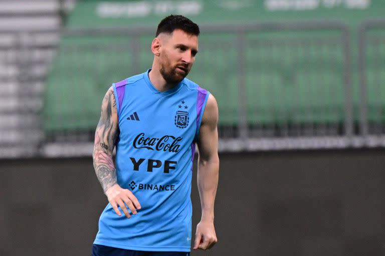 Lionel Messi se entrenó diferenciado y se hizo estudios médicos, pero no tiene ninguna lesión y viaja con el plantel a Bolivia; tendrá el desafío de convertir por primera vez en Bolivia, uno de dos países sudamericanos donde nunca lo hizo