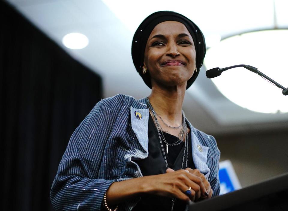 歐瑪(Ilhan Omar)則是美國會首位索馬利亞裔議員，更是第一位以穆斯林女性裝扮進入國會的人。（東方IC）