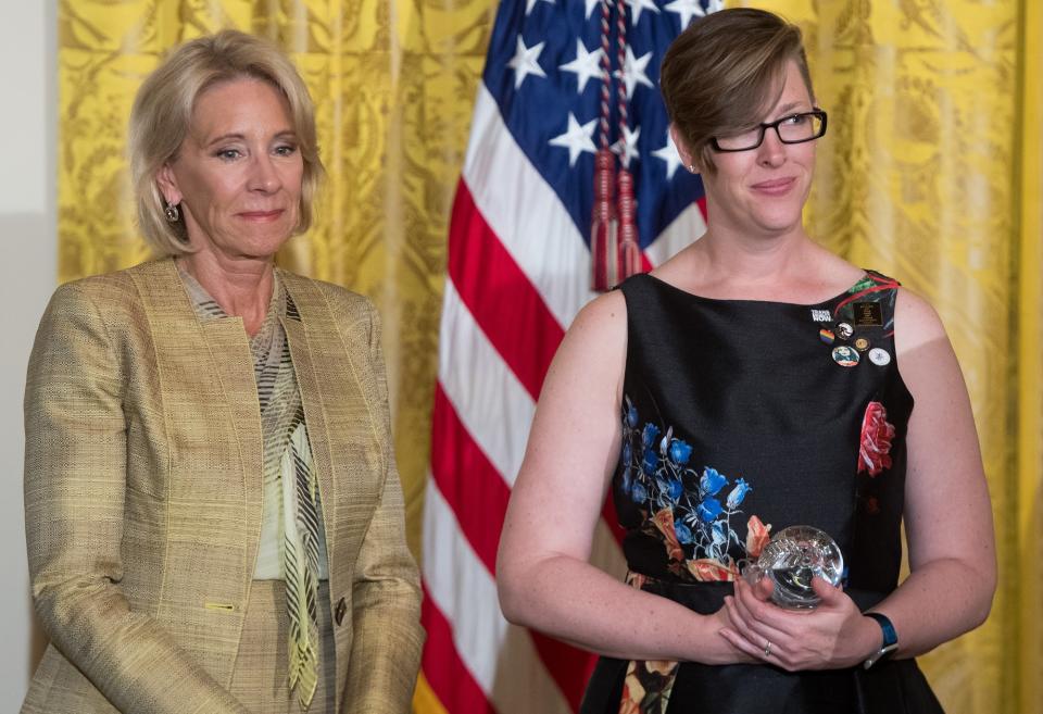 La secretaria de Educación, Betsy deVos, al lado de Mandy Manning. AP