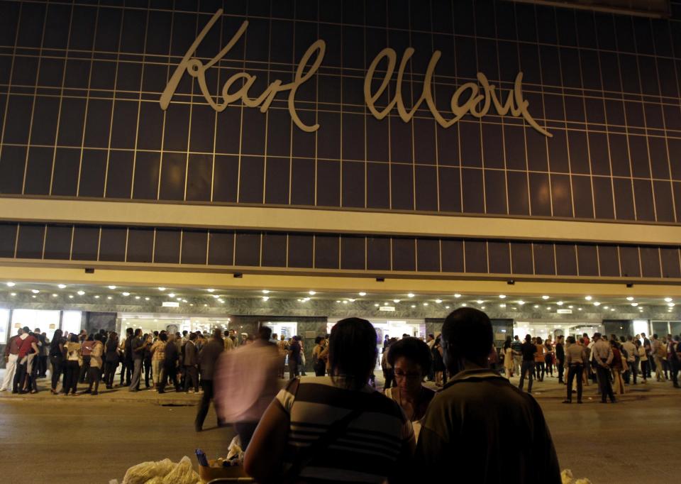 ARCHIVO – En esta fotografía de archivo del 4 de diciembre de 2012 personas en el Teatro Karl Max para asistir a la inauguración de la 34ª edición del Festival Internacional del Nuevo Cine Latinoamericano en La Habana, Cuba. La 41 edición del festival fue inaugurada el 5 de diciembre. (Foto AP/Franklin Reyes, archivo)