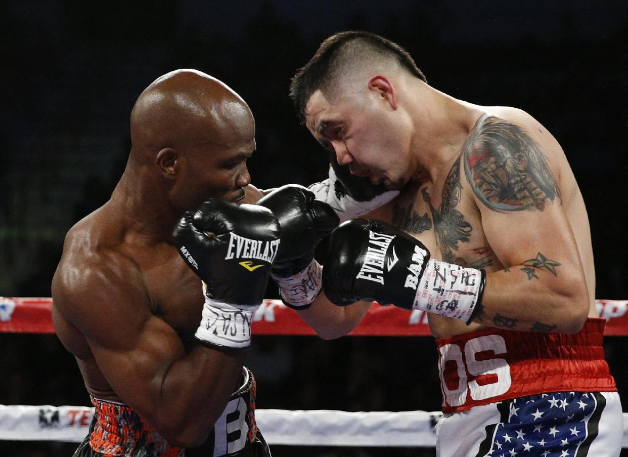 Timothy Bradley (izquierda) golpea a Brandon Rios durante una pelea por el cinturón de la división welter, el 7 de noviembre de 2015, en Las Vegas. (Foto AP/John Locher)