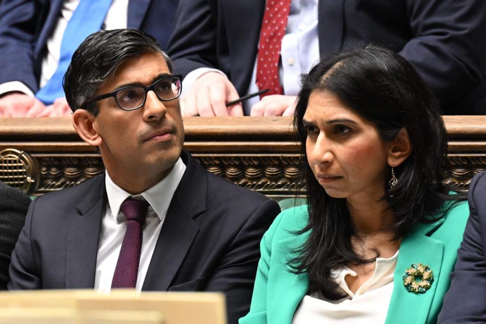 Rishi Sunak y Suella Braverman bajo presión después de que los tribunales rechazaran el plan para Ruanda (AFP/Getty)