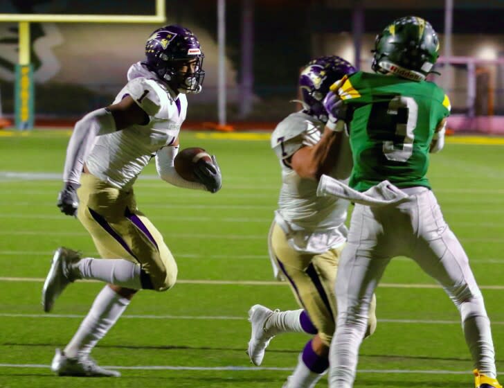 Birmingham's Arlis Boardingham sweeps left for a touchdown against Patrick Henry.