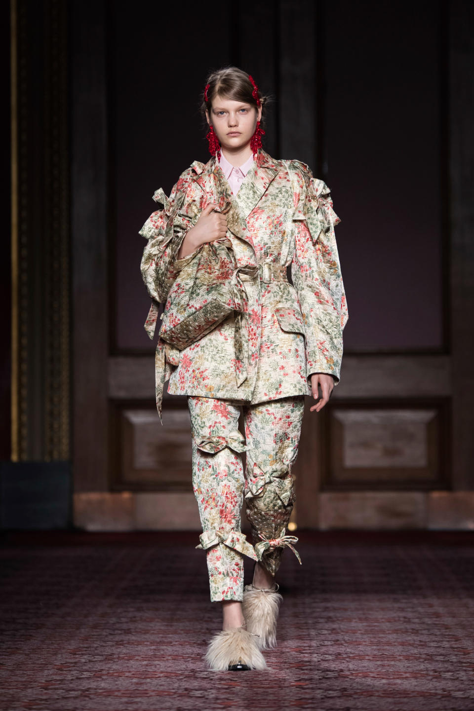 <p>Inspiriert von asiatischen Einflüssen präsentierte die irische Designerin Simone Rocha ihre Entwürfe der Herbst/Winter-Kollektion 2019. Der Fokus lag dabei auf traditionellen Textilien und zum Outfit passenden Taschen. Bei diesem Look fielen aber vor allem die Fell-Slipper ins Auge. (Bild: AP Photo) </p>