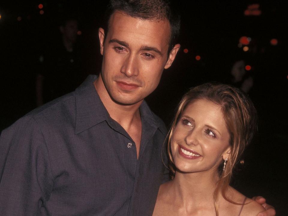 Freddie Prinze Jr. and Sarah Michelle Gellar pose with their arms around one another during a 2001 red carpet.