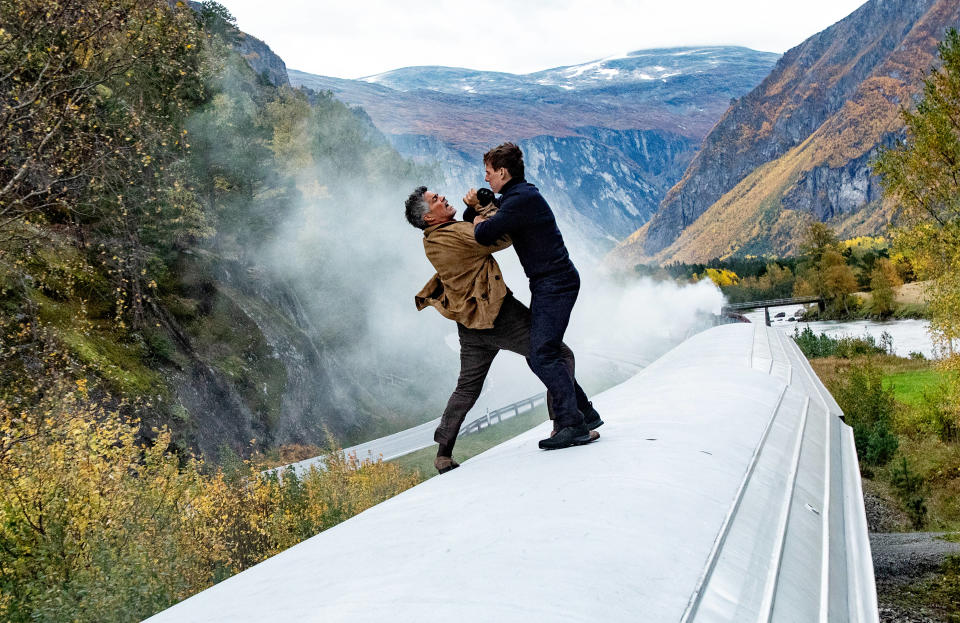 Esai Morales et Tom Cruise dans « Mission : Impossible Dead Reckoning - Partie 1 » se battant sur le toit d’un train en marche.