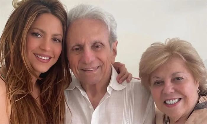Shakira junto a sus padres