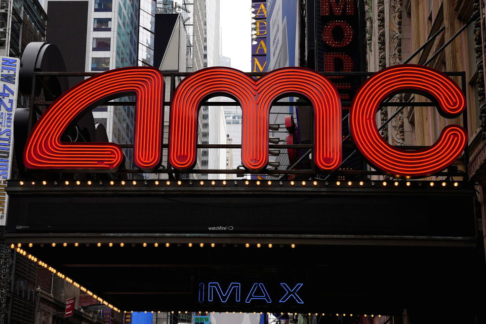 Un théâtre AMC est photographié à Times Square dans le quartier de Manhattan à New York, New York, États-Unis, le 2 juin 2021. REUTERS/Carlo Allegri