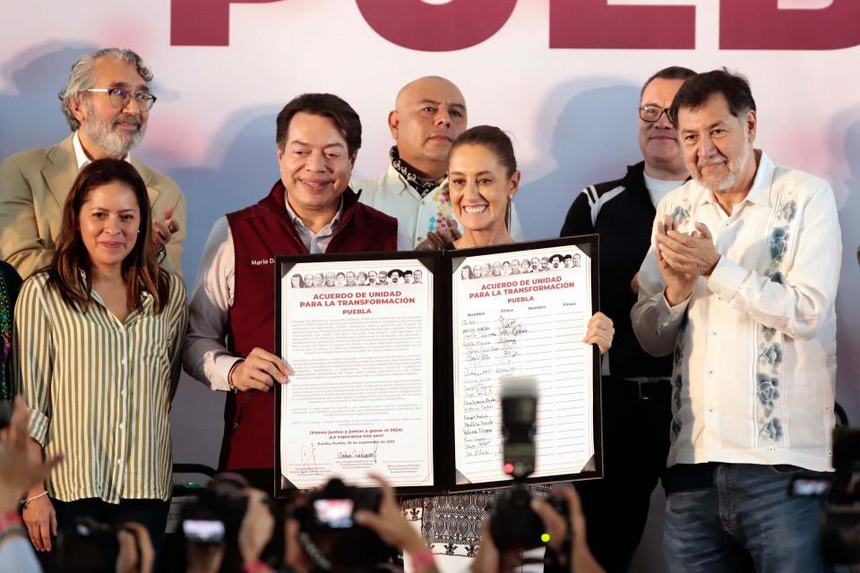 PUEBLA, PUEBLA, 30SEPTIEMBRE2023.- Claudia Sheinbaum, Coordinadora Nacional de los Comités de Defensa de la 4T; Mario Delgado, dirigente nacional de Morena, y Gerardo Fernández Noroña, coordinador de vocerías y el vínculo con organizaciones sociales y civiles de la Coordinación Nacional de Defensa de la Transformación, se reunieron con simpatizantes para realizar la Firma del Acuerdo de Unidad por la Transformación en Puebla. FOTO: MIREYA NOVO/CUARTOSCURO.COM