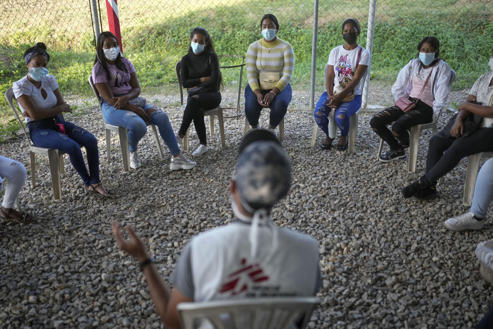 Un trabajador de salud comunitaria enseña a un grupo de mujeres y adolescentes sobre métodos anticonceptivos en una clínica de Médicos Sin Fronteras, en Putucual, Venezuela, el miércoles 10 de enero de 2024. El trabajador también les preguntó qué sabían sobre el VPH. (AP Foto/Matias Delacroix)