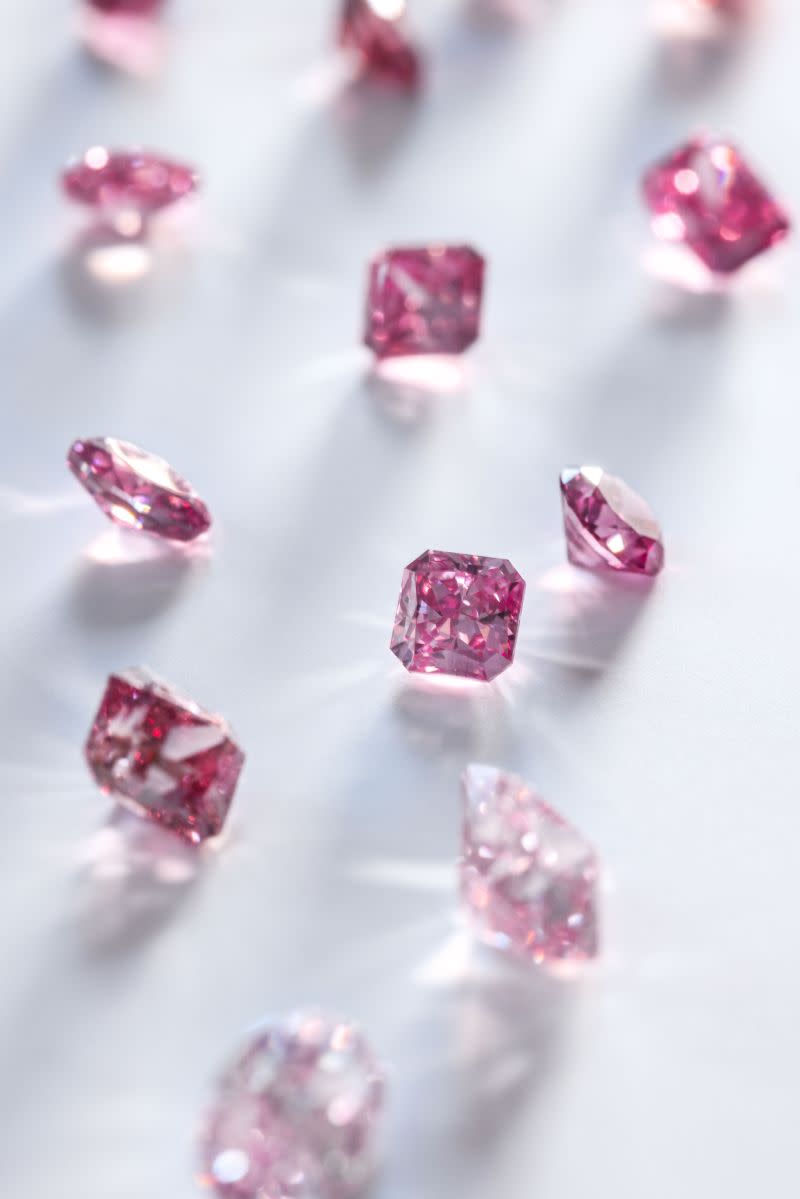 ▲本次展出的35顆阿蓋爾粉鑽，涵蓋濃彩粉色、濃彩紫粉色、艷彩粉色、艷彩紫粉色、深粉色以及最為稀有的紅色鑽石。（圖／Tiffany & Co.提供）