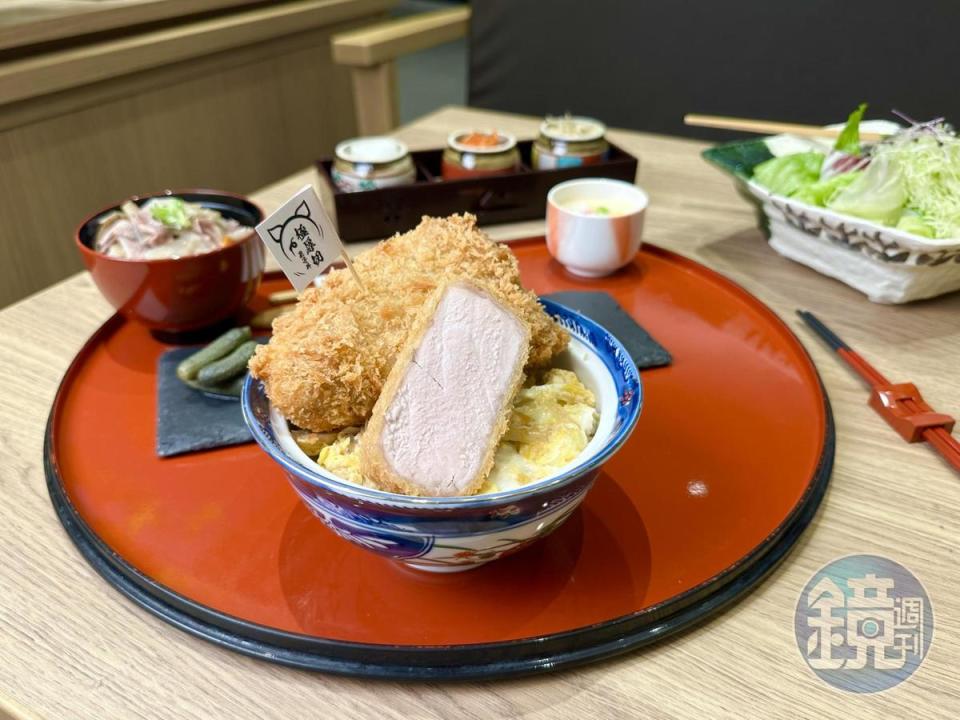 「極厚切豬排玉子丼套餐」豬排分量是一般的一倍，店家提供5種調味料讓客人變化口味、解膩。（380元／份）