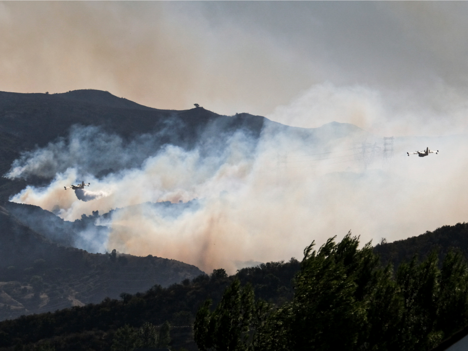 Super scoopers make drops on the Saddleridge fire in Placerita Canyon near Newhall, Calif., Friday, Oct. 11, 2019. (David Crane/The Orange County Register via AP)