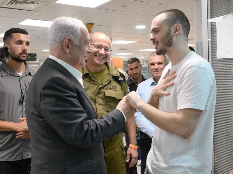 El primer ministro israelí, Benjamin Netanyahu (I), habla con el rehén israelí Andrey Kozlov, de 27 años, en el Centro Médico Sheba Tel-HaShomer, tras su rescate por el ejército israelí de su cautiverio en la Franja de Gaza.