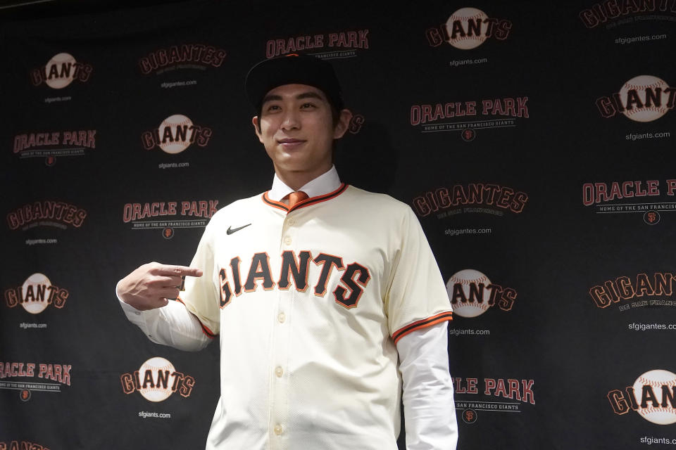 San Francisco Giants' Jung Hoo Lee stands for photos during a baseball news conference in San Francisco, Friday, Dec. 15, 2023. (AP Photo/Jeff Chiu)