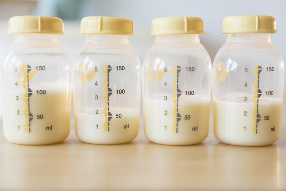 La venta de leche materna se ha convertido en un negocio muy lucrativo para algunas madres en las redes sociales. Foto: Getty Images. 