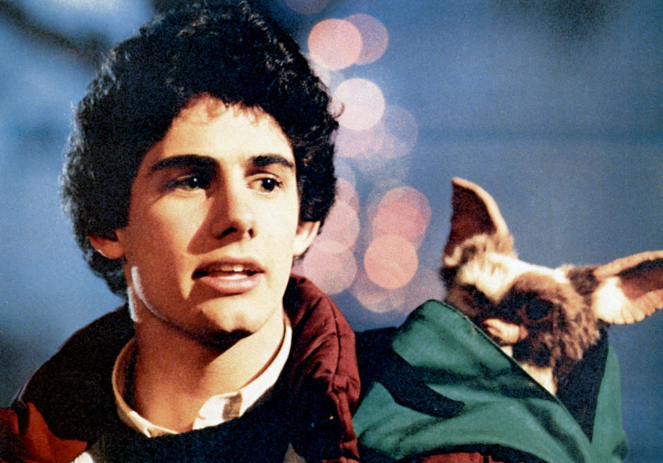 GREMLINS, Zach Galligan, Gizmo, 1984, (c)Warner Bros./courtesy Everett Collection