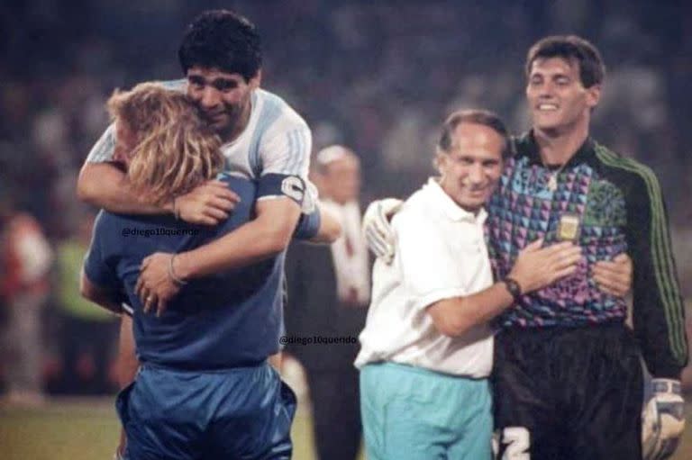 El emocionante abrazo tras eliminar a Italia en su Mundial en el estadio San Paolo. Detrás, Goyco con Roberto Mariani.