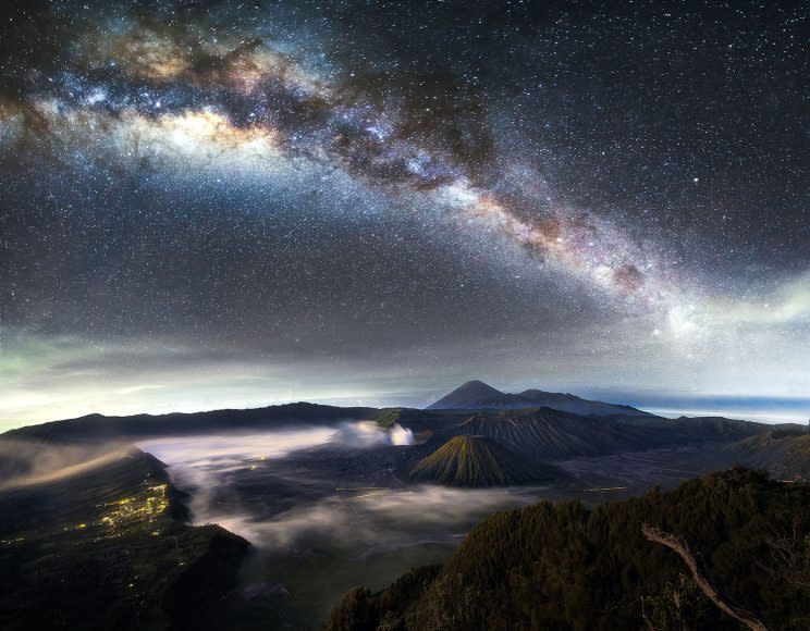 La Vía Láctea sobre el Monte Bromo en Indonesia. (Foto: Grey Chow/Caters News)