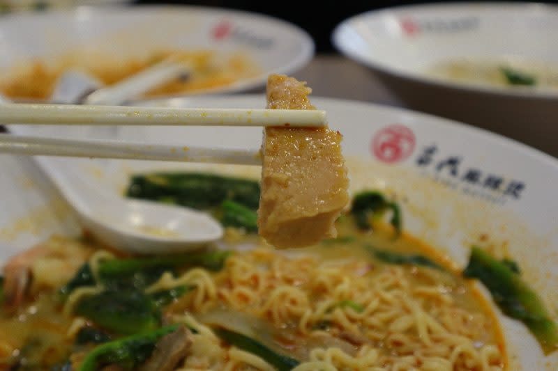 ji xing hot pot - luncheon meat closeup