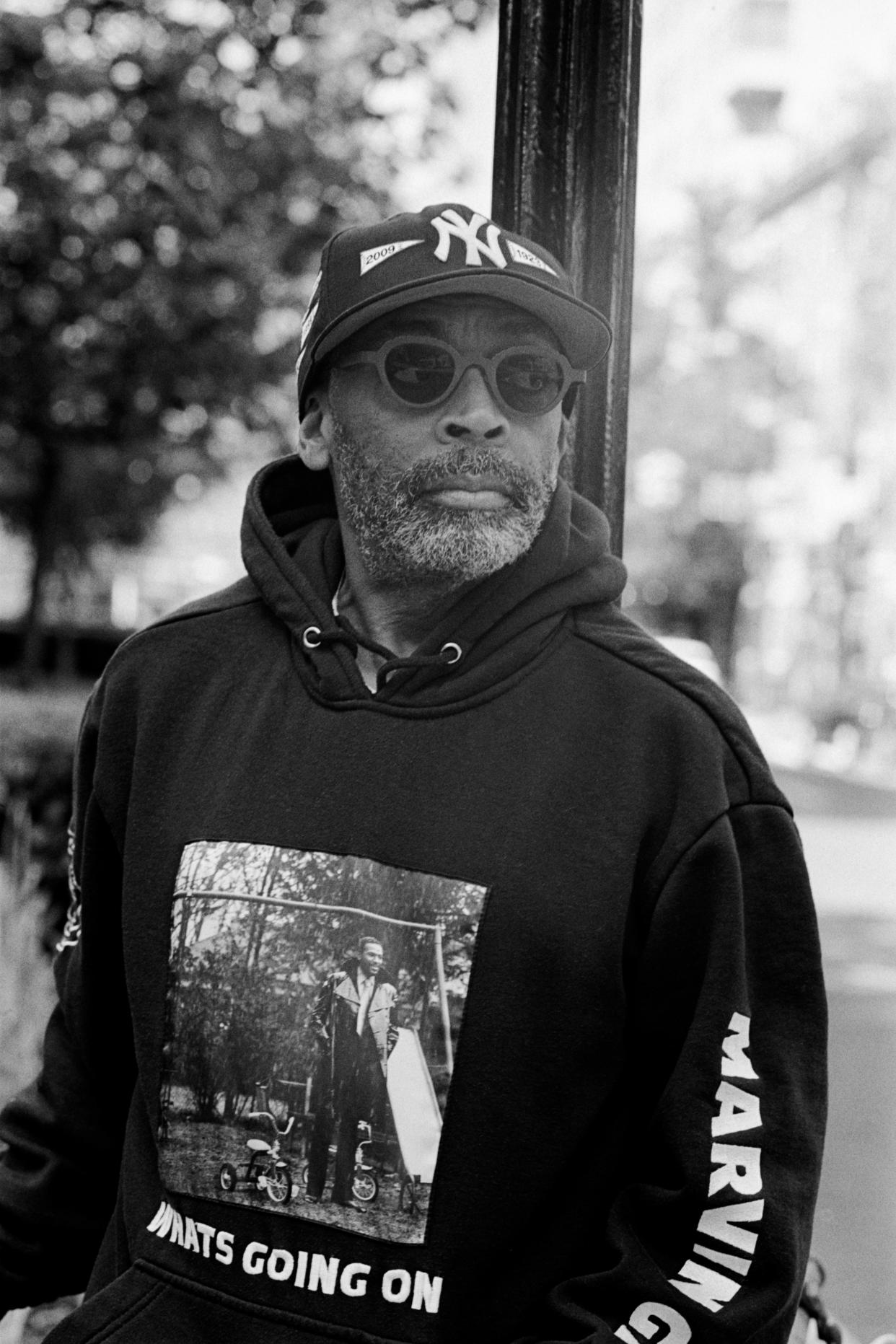 El director Spike Lee cerca de su casa en Nueva York, el 14 de mayo de 2020. (Andre D. Wagner/The New York Times)