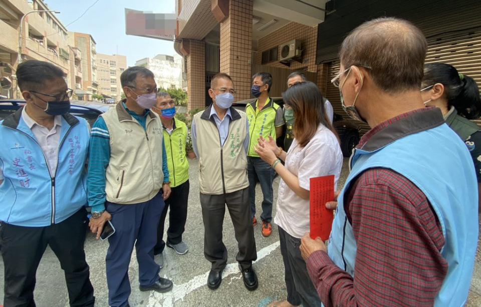 市府勞工局結合五個市級總工會，前往職災弱勢勞工家庭訪視關懷。（勞工局提供）