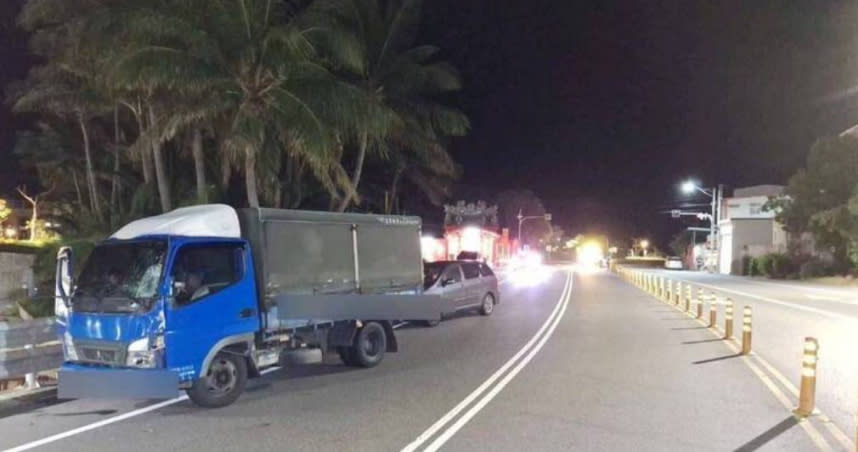 台東大武路段發生死亡車禍，行人接連遭貨車及轎車衝撞輾壓，送醫搶救仍不幸身亡。（圖／翻攝畫面）