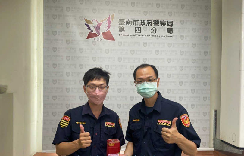 台南市警局第四分局交通分隊小隊長葉俊麟（右）審查案卷時，揪出李姓男子這名「專業碰瓷戶」。（圖／警方提供）