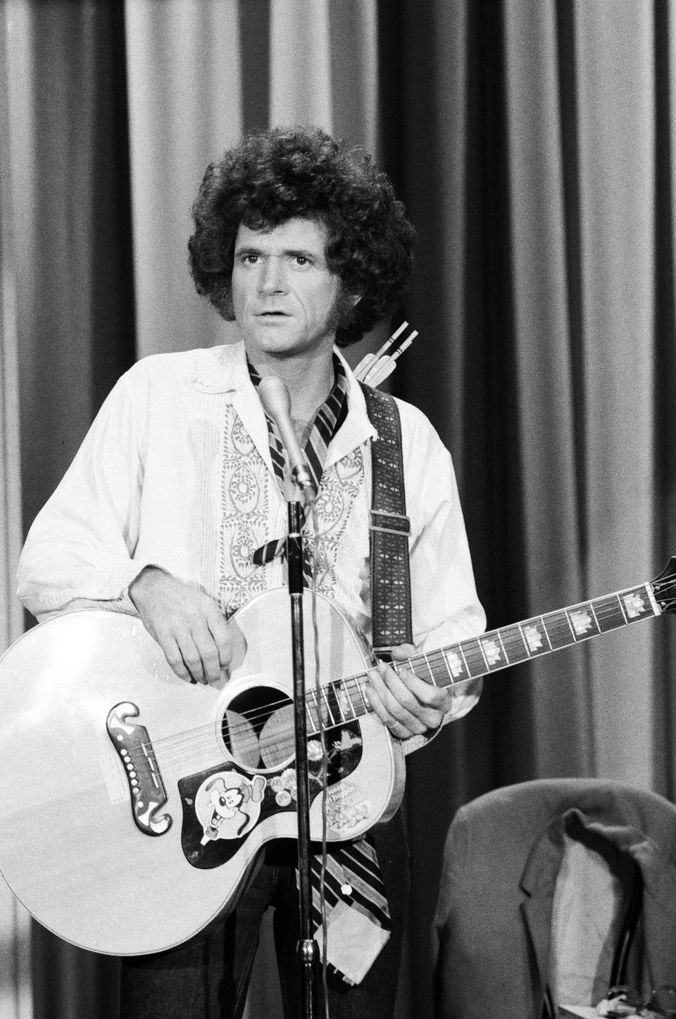 Comedian and singer Gary Mule Deer performs in the 1970s.