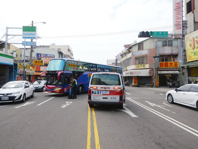 台中市一台遊覽車行經北屯區水景街與東山路口時疑未禮讓行人，撞上正在過馬路民眾，傷者小腿遭輾過送醫。駕駛供稱因車輛死角盲區才未注意到行人，確切肇因仍待調查釐清。（中央社／民眾提供）