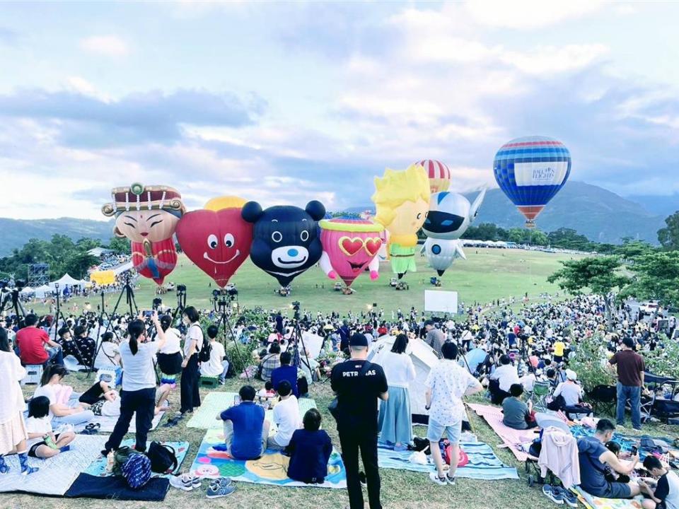 「2024台灣國際熱氣球嘉年華」今日在鹿野高台舉行熱氣球光雕音樂會，吸引數萬人湧入現場！圖／曾麗芳