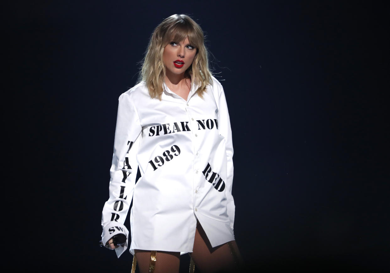 2019 American Music Awards - Show - Los Angeles, California, U.S., November 24, 2019 - Taylor Swift performs a medley. REUTERS/Mario Anzuoni