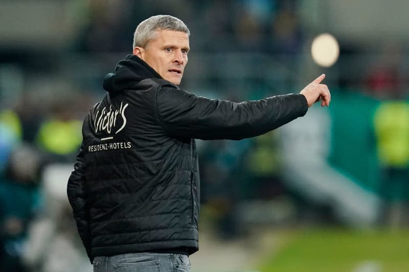 Saarbruecken coach Ruediger Ziehl gestures from the touchline during the German DFB Cup round of 16 soccer match between 1. FC Saarbruecken and Eintracht Frankfurt at Ludwigspark Stadium. Uwe Anspach/dpa